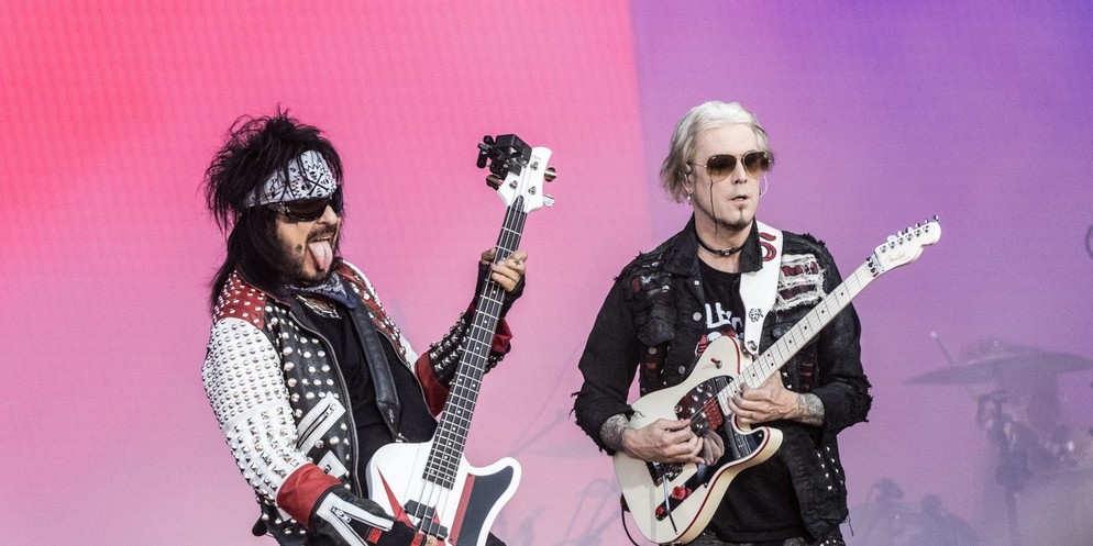 Nikki Sixx und John 5 der Band Mötley Crüe beim Festival Copenhell in Dänemark im Juni 2023.