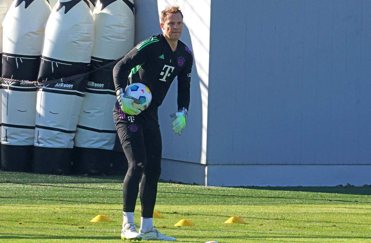 1 Manuel Neuer, am Ball, Torwart-Training, Portraet, Portrait, Fussball / FC Bayern Muenchen / Training an der Saebenerstrasse / 05.09.2023 / FOTO: Mladen Lackovic / LakoPress *** 1 Manuel Neuer, on t ...