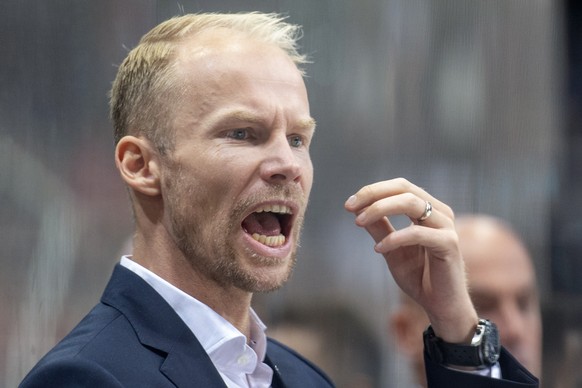 Berns Head Coach Johan Lundskog waehrend einem Vorbereitungsspiel der National League zwischen dem SC Bern und dem HC Ambri-Piotta, am Freitag 27. September 2021 in der Postfinance Arena in Bern. (KEY ...