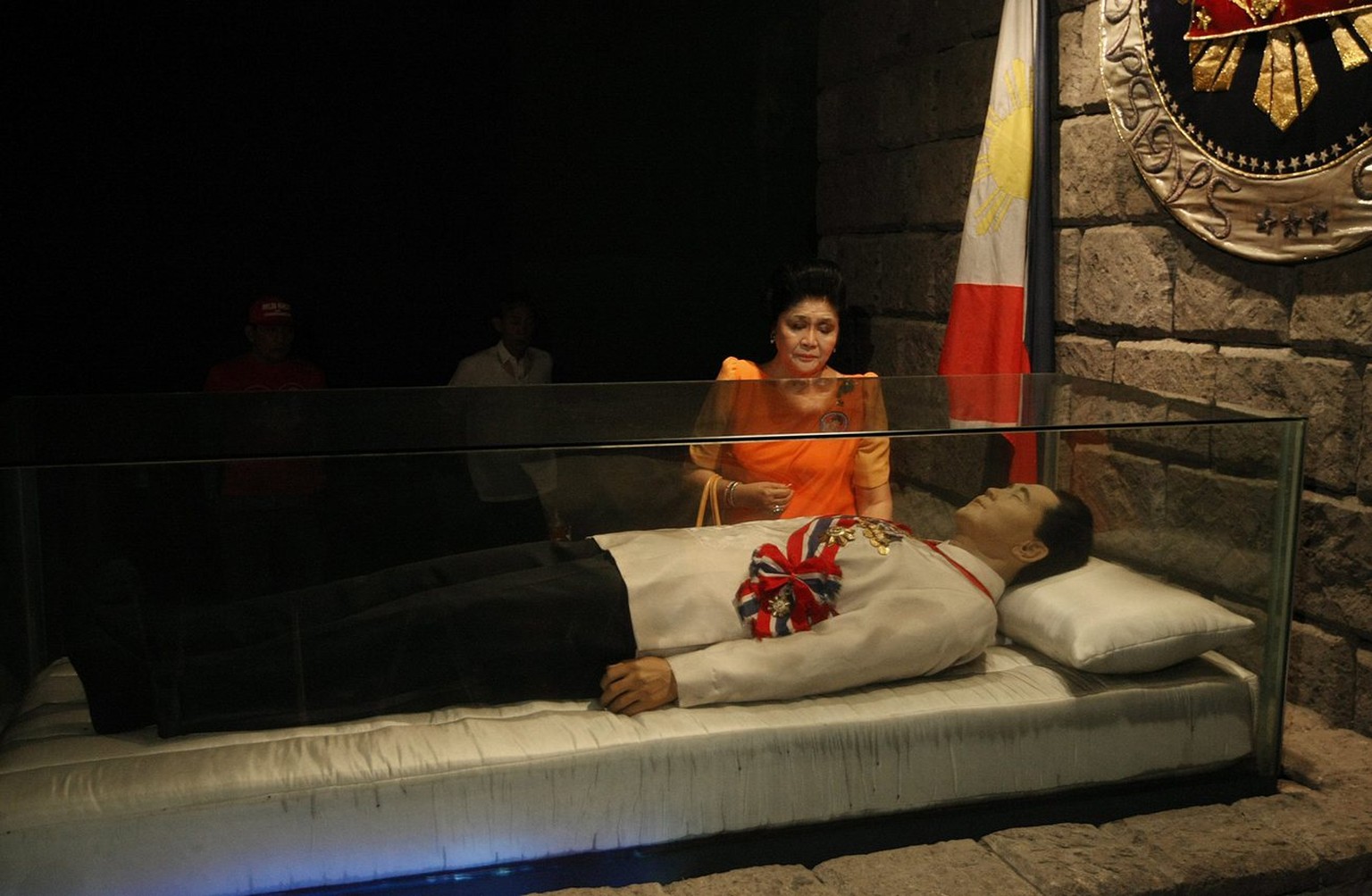 epa02092850 Former First Lady Imelda Marcos views the glass coffin with the preserved remains of her husband, former Philippine president Ferdinand Marcos, in Batac, Ilocos Norte province, northern Ph ...