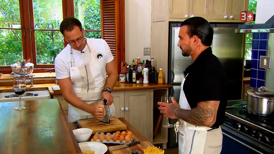 Eine feine Carbonara ist etwas Extrafeines. Aber schwierig ist sie echt nicht. Auch wenn Matteo und Alessio in zueinander passenden Küchenschürzen so tun.