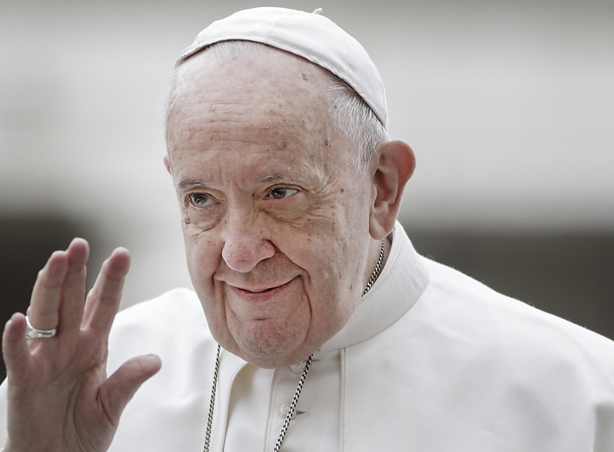 ARCHIV - Papst Franziskus begrüßt die Gläubigen, als er zur wöchentlichen Generalaudienz auf dem Petersplatz ankommt. Foto: Giuseppe Ciccia/SOPA Images via ZUMA Wire/dpa