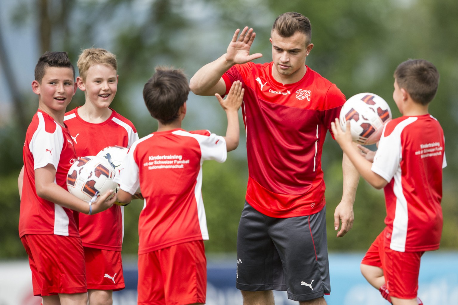 Werden aus ihnen einmal Superstars oder fliegen sie bei der Selektion raus?&nbsp;Kinder im Training mit Xherdan Shaqiri in Freienbach.