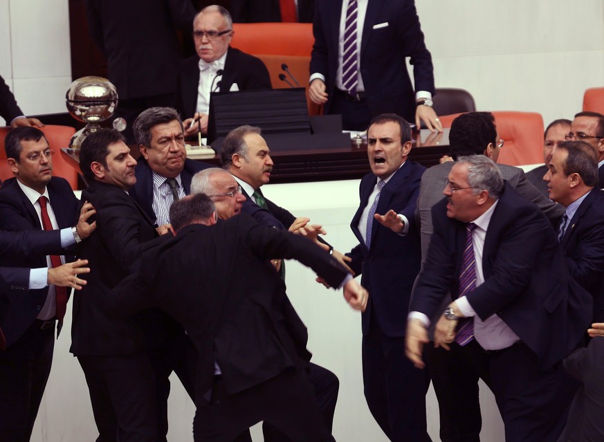 Im türkischen Parlament wird aktuell beinahe mehr geprügelt als gesprochen.&nbsp;