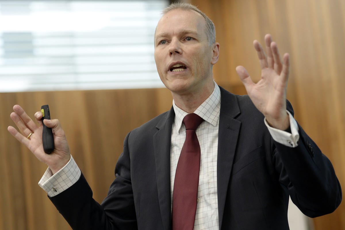 Jan-Egbert Sturm, Direktor KOF (Konjunkturforschungsstelle der ETH Zuerich) orientiert an einer Medienkonferenz in Zuerich am Dienstag, 3. Februar 2015, ueber die KOF-Studie "Der bilaterale Weg - ...