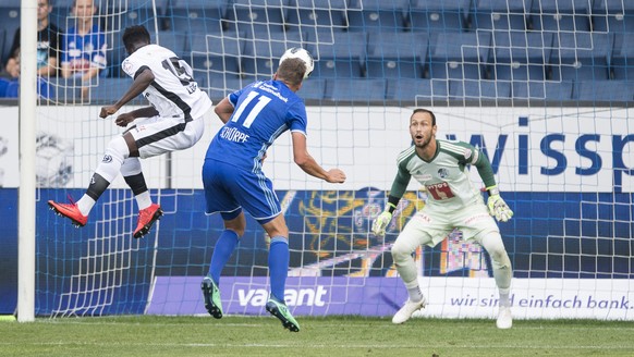 Yao Eloge, links, von Lugano schiesst das 0:1 fuer Lugano gegen Pascal Schuerpf, mitte, und Torhueter Mirko Salvi rechts, von Luzern beim Super League Meisterschaftsspiel zwischen dem FC Luzern und de ...