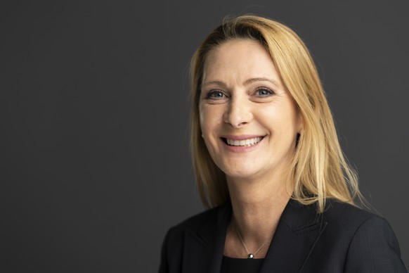 Sabine Bruckner, Geschaeftsfuehrerin Pfizer Schweiz posiert fuer ein Portrait nach einer Medienkonferenz, an der sie ueber die Lieferung von Impfdosen und die laufende Impfkampagne informiert hat, am  ...