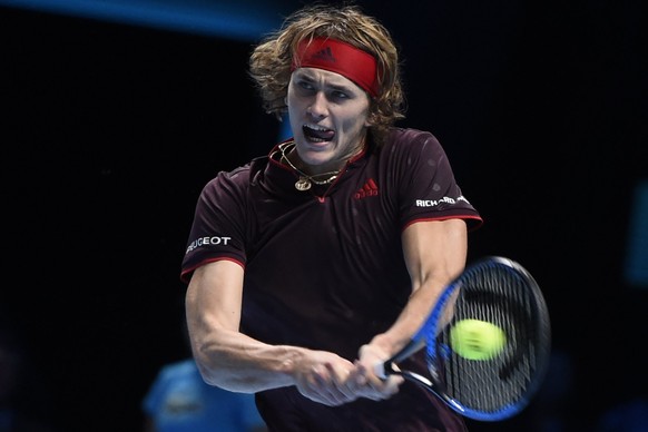 epa06329742 Alexander Zverev of Germany returns to Roger Federer of Switzerland during their Men&#039;s singles match at the ATP World Tour Finals tennis tournament at the O2 Arena in London, Britain, ...