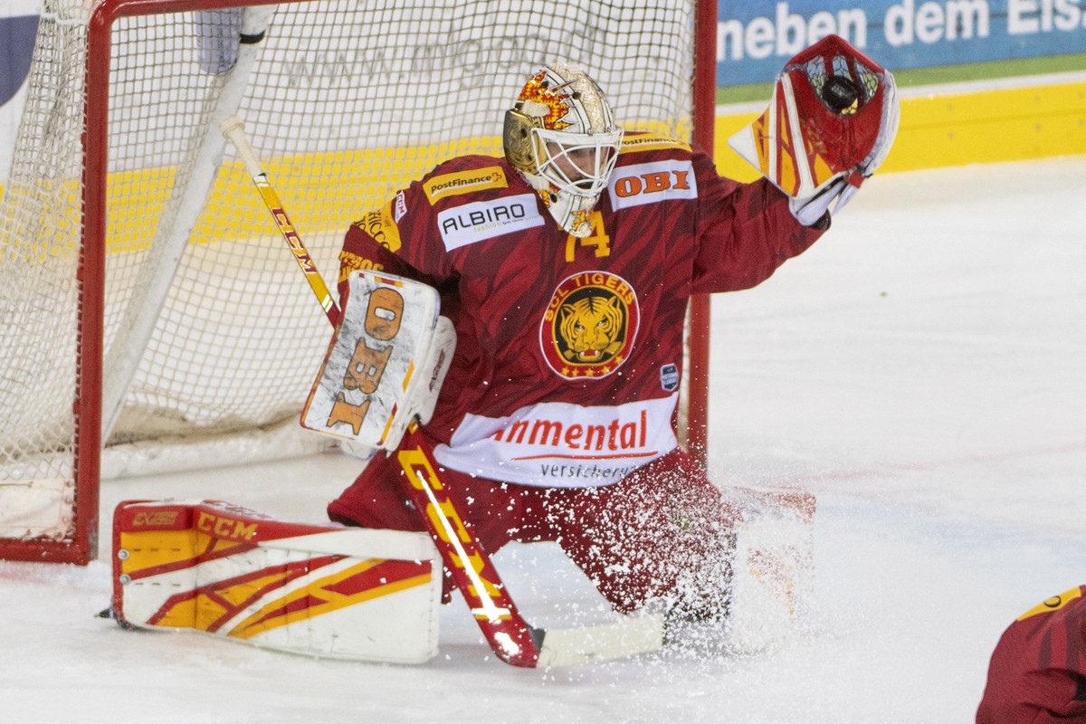 Tigers Goalie Ivars Punnenovs in Aktion, waehrend dem Meisterschaftsspiel der National League zwischen den SCL Tigers und Genf-Servette HC, am Montag, 23. Dezember 2019, im Ilfisstadion in Langnau. (K ...