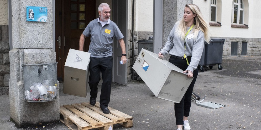 Wahlhelfer mit den Urnen in der Stadt Zürich.