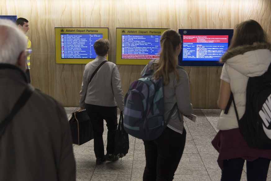 Reisende informieren sich im Hauptbahnhof Bern ueber die Ausfaelle und Verspaetungen im Zugverkehr nachdem ein BLS-Regionalzug kurz ausserhalb des Hauptbahnhofs Bern entgleiste, am Mittwoch, 29. Maerz ...