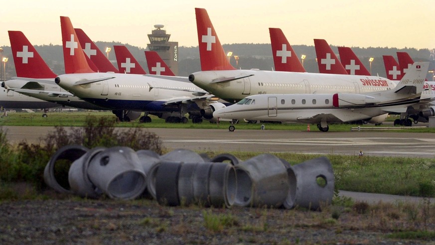 ZUM 10. JAHRESTAG DES SWISSAIR GROUNDING PROZESSURTEIL AM MITTWOCH, 7. JUNI 2017, STELLEN WIR IHNEN FOLGENDES BILDMATERIAL ZUR VERFUEGUNG - Swissair planes remain on the ground at the airport in Zuric ...