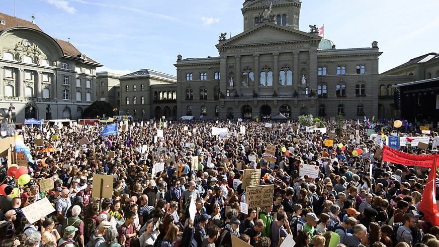 Zehntausende an der grossen Klimademo am 28. September 2019 vor dem Bundeshaus in Bern: Das Klima ist im Sorgenbarometer innerhalb eines Jahres von Rang 9 auf Rang 3 geklettert. (Archiv)