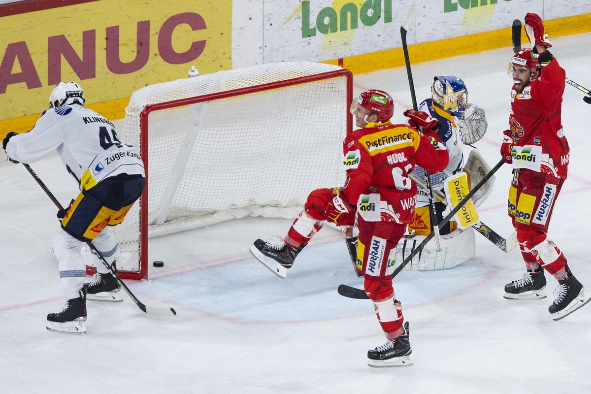 Biels Michael Huegli, Mitte, und Etienne Froidevaux feiern den Treffer zum 4-2 im Eishockey Meisterschaftsspiel der National League zwischen dem EHC Biel und dem EV Zug, am Samstag, 2. Oktober 2021, i ...