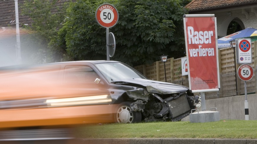 Ein Auto-Wrack steht in der Mitte der Badnenerstrasse in Zuerich am Samstag, 4. juni 2005. Die Zuercher Polizei macht in ihrer neusten Verkehrssicherheitskampagne Raser eindruecklich auf die Folgen ih ...