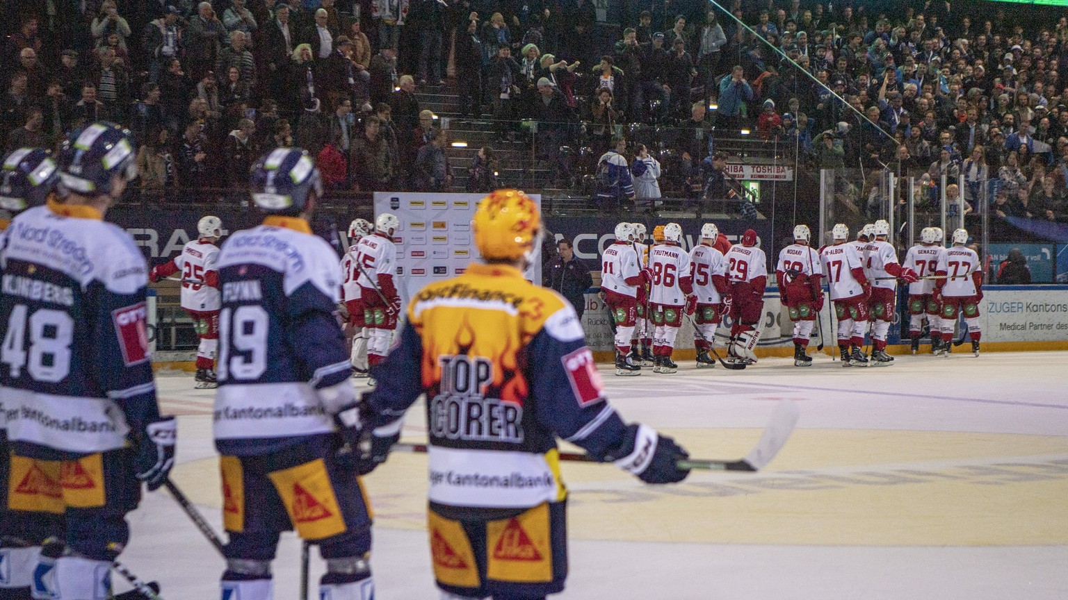 Die Lausanne Spieler verlassen das Eisfeld fruehzeitig nach der Niederlage beim ersten Eishockey Playoff-Halbfinalspiel der National League zwischen dem EV Zug und dem Lausanne HC am Dienstag, 26. Mae ...