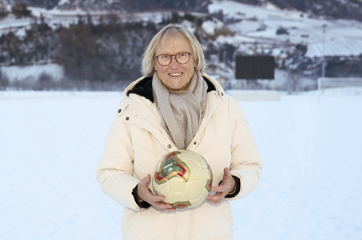 Fussballpionierin Madeleine Boll auf dem schneeverschneiten Fussballplatz in Sierre – 60 Jahre nach ihrem Debüt als Fussballerin.