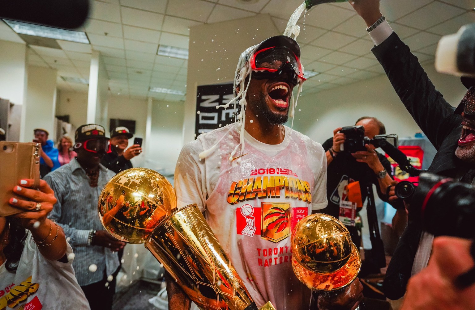 Raptors-Superstar Kawhi Leonard ist bereit für die Champagner-Dusche.