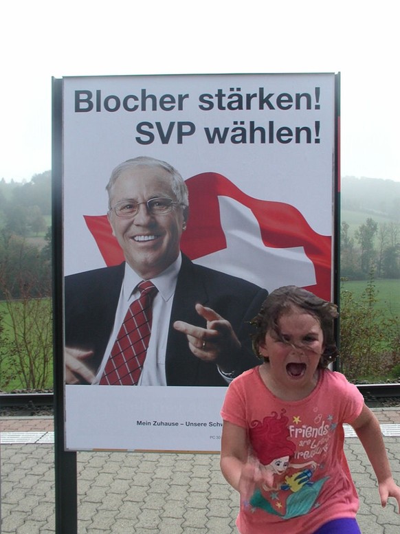 Das Mädchen fürchtet sich vor einem Pfau  – und bekommt diese fiesen Fotomontagen obendrauf
Furchteinflössend😉