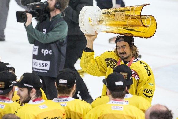 Berns Eric Blum jubelt ueber den Sieg und den Titel des Eishockey Schweizermeisters nach dem sechsten Eishockey Playoff Finalspiel der National League A zwischen dem EV Zug und dem SC Bern am Montag,  ...