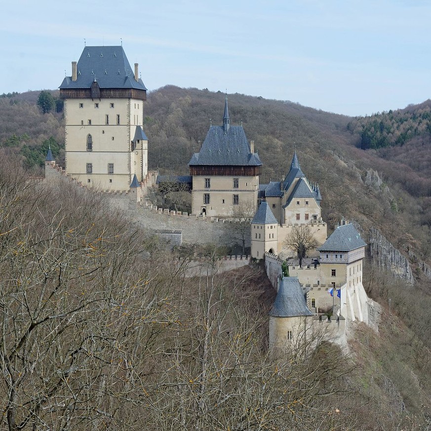 Burg Karlstein in Böhmen. Die Belagerung verlief trotz der Jauchefässer erfolglos. 