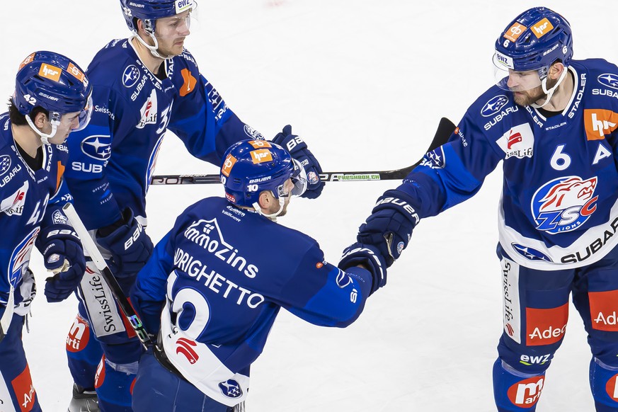 Zuerichs Sven Andrighetto, Mitte, jubelt mit Teamkollegen nach seinem Treffer zum 3:1 im Eishockeyspiel der National League zwischen den ZSC Lions und dem EHC Kloten, am Freitag, 9. Dezember 2022 in d ...