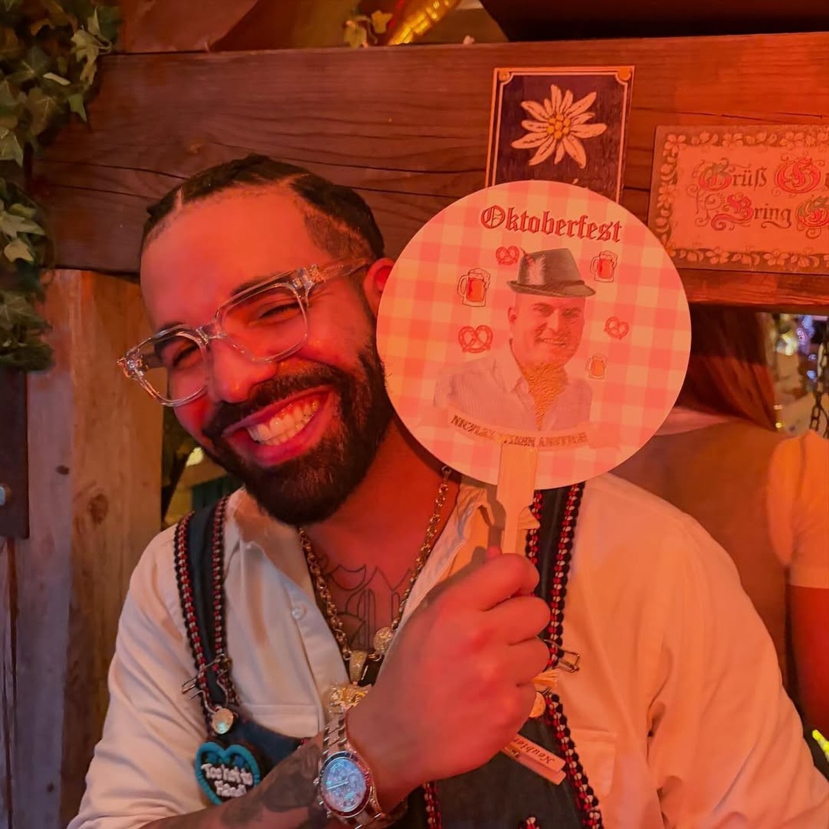 Drake a joué la pupute sexy en Chanel à l'Oktoberfest