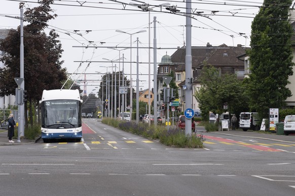 Ein Bus der VBZ biegt von der Wehntalerstrasse bei der Haltestelle Brunnenhof in die Hofwiesenstrasse Richtung Strassenvekehrsamt ein, fotografiert am Montag, 18. Mai 2026 in Zuerich. (KEYSTONE/Gaetan ...