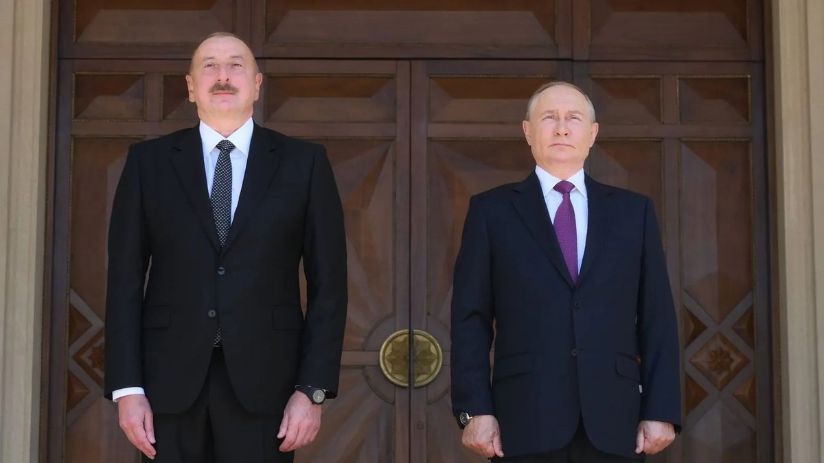 Le président russe Vladimir Poutine et le président azerbaïdjanais Ilham Aliyev. Un accident d'avion survenu l'année dernière pèse énormément sur les relations entre les deux pays.