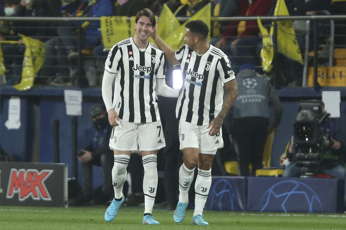 Juventus' Dusan Vlahovic, left, celebrates with his teammate Danillo after scoring his side's opening goal during the Champions League, round of 16, first leg soccer match between Villarreal ...