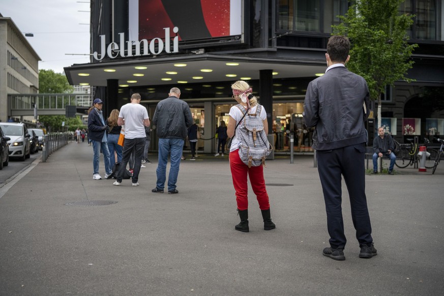 Personen warten vor der Tueroeffnung um 10 Uhr beim Warenhaus Jelmoli am Tag der Wiedereroeffnung nach dem Corona-Lockdown, am Montag, 11. Mai 2020, in Zuerich. Nach dem Corona-Lockdown koennen ab heu ...