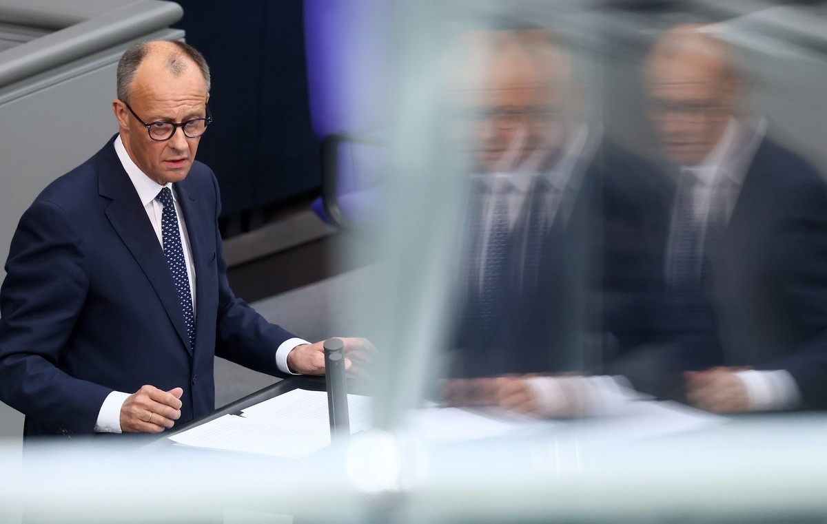 epa12099001 German Chancellor Friedrich Merz delivers a government statement during a session of the German parliament 'Bundestag' in Berlin, Germany, 14 May 2025. EPA/HANNIBAL HANSCHKE