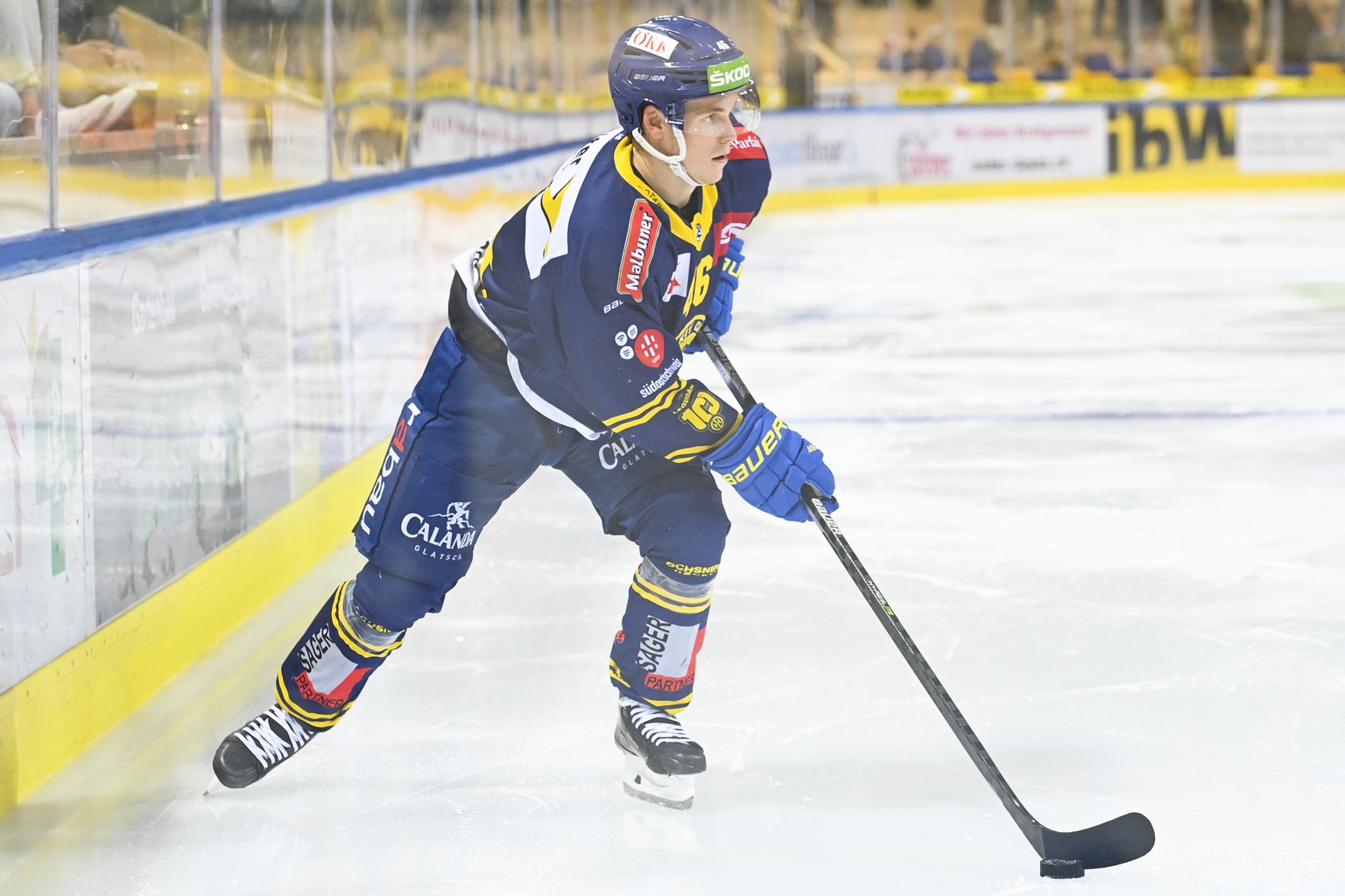 Davos&#039; Dominik Egli beim Eishockey Spiel der National League zwischen dem HC Davos und dem SC Rapperswil-Jona Lakers, am Freitag, 17. September 2021, im Eisstadion in Davos. (KEYSTONE/Gian Ehrenz ...