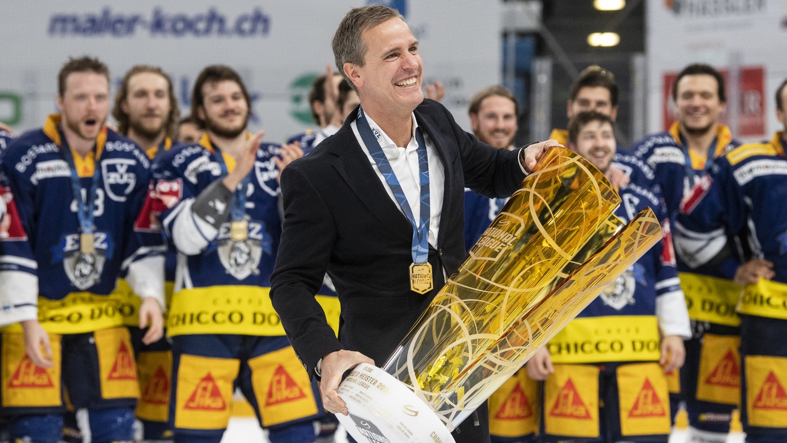 Zugs Cheftrainer Dan Tangnes stemmt den Meisterpokal und feiert als Eishockey Schweizermeister nach dem dritten Eishockey Playoff-Finalspiel der National League zwischen dem EV Zug und Geneve-Servette ...