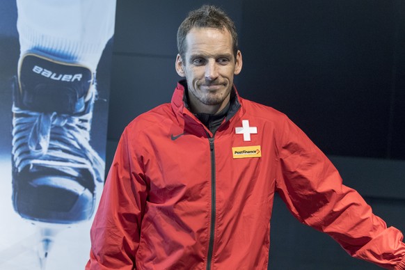 Swiss Hockey Nationaltrainer Patrick Fischer beantwortet Fragen der Journalisten bei einem Medientermin am Donnerstag, 20. April 2017, in der Tissot Arena in Biel. (KEYSTONE/Lukas Lehmann)