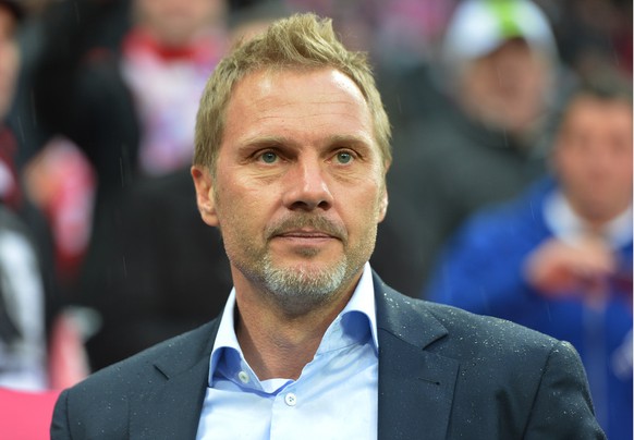 Hamburg&#039;s head coach Thorsten Fink looks on prior the German first division Bundesliga soccer match between FC Bayern Munich and Hamburger SV in Munich, Germany, Saturday, March 30, 2013. (AP Pho ...