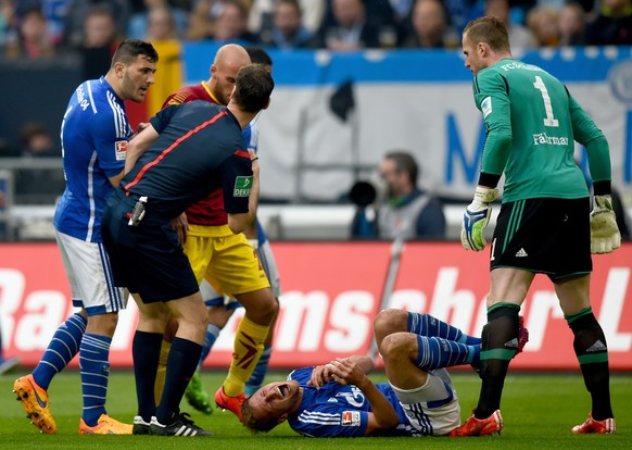 GELSENKIRCHEN, GERMANY - MAY 16:  Benedikt Howedes of Schalke 04 lies injured on the pitch after a tackle of Daniel Bruckner of SC Paderborn during the Bundesliga match between FC Schalke 04 and SC Paderborn at Veltins Arena on May 16, 2015 in Gelsenkirchen, Germany.  (Photo by Lars Baron/Bongarts/Getty Images)