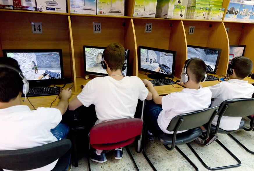 epa04216065 Palestinian teenager play a computer game in an internet cafe in the Old City of Jerusalem, Israel, 20 May 2014. The video game, a so-called &#039;First-person shooter&#039; or &#039;ego-s ...