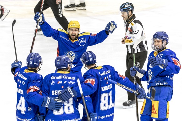Jubel bei Zugs Livio Stadler, Zugs Sven Senteler, Zugs Tomas Tatar, Zugs Dominik Kubalik und Zugs Mike Kuenzle, von links, im Spiel der Eishockey National League zwischen dem EV Zug, EVZ, und dem EHC  ...