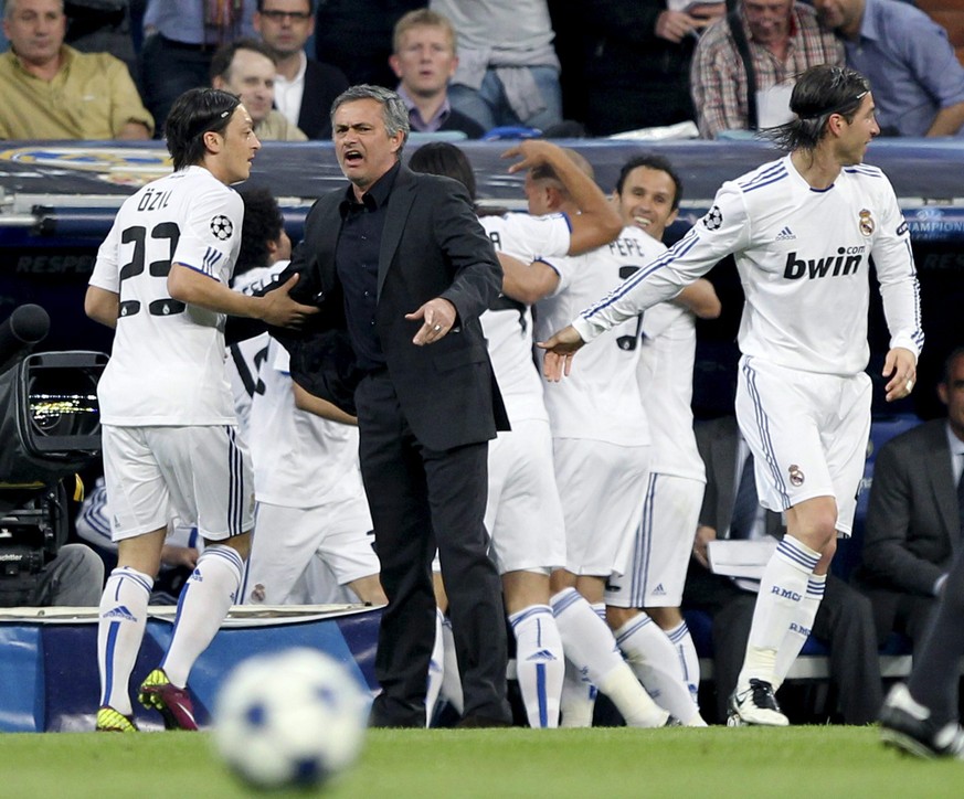 epa02671486 Real Madrid&#039;s players celebrate with his coach Portuguese Jose Mourinho (C) after the opening goal scored by Togolese forward Enmanuel Adebayor against Tottenham during their UEFA Cha ...