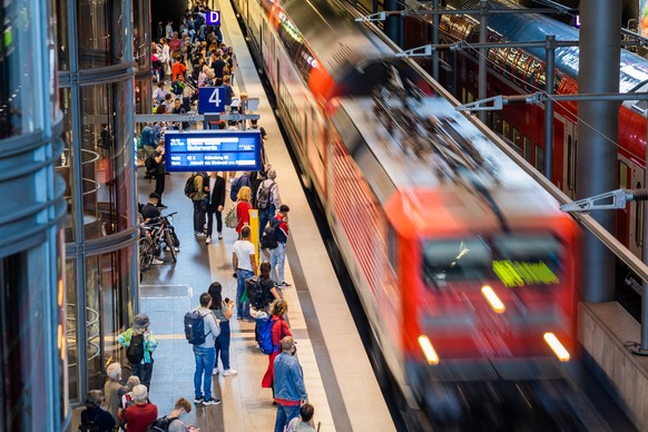 28.08.2022, Berlin: Der RE5 von Rostock nach Elsterwerda f�hrt am Berliner Hauptbahnhof ein. Mit dem 9-Euro-Ticket k�nnen seit Juni und noch bis Ende August alle Busse und Bahnen im Nah- und Regionalv ...