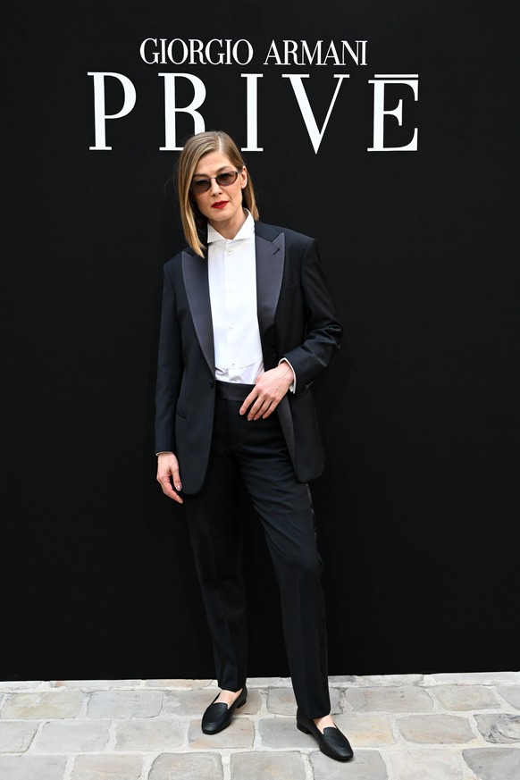 Rosamund Pike poses for photographers at the photo call for the Giorgio Armani Privé Haute Couture Fall/Winter 2026-2027 Women's collection presented in Paris, Tuesday, July 7, 2026. (AP Photo/Em ...