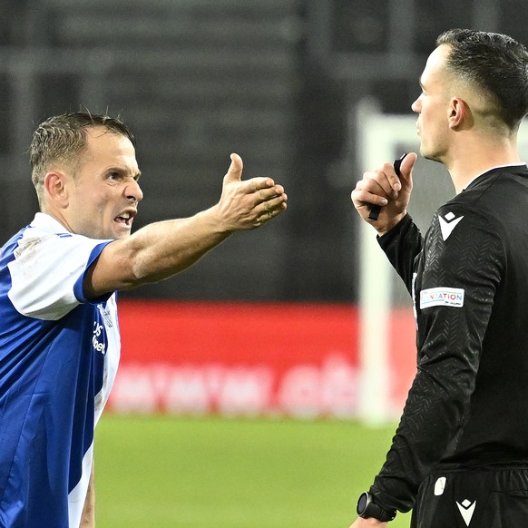 Der Grasshopper Amir Abrashi, links, ist in der Nachspielzeit mit einem Entscheid von Schiedsrichter Oliver.Reitala, rechts, unzufrieden beim Fussballspiel der Super League Grasshopper Club Zuerich ge ...