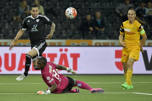 Qarabag's Reynaldo Silva, left, YB's Steve von Bergen and Goalkeeper Yvon Mvogoright, from right, during the UEFA Europa League play-off first leg match between Switzerland’s BSC Young Boys Bern and A ...