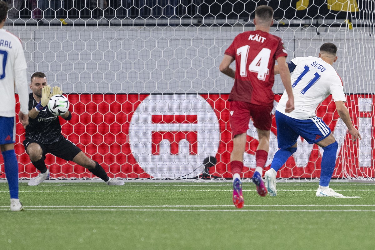 epa13323814 Thun's goalkeeper Niklas Steffen, left, saves a penalty shot against Split's Michele Sego during the UEFA Conference League match between FC Thun and Hajduk Split, at the Visana  ...