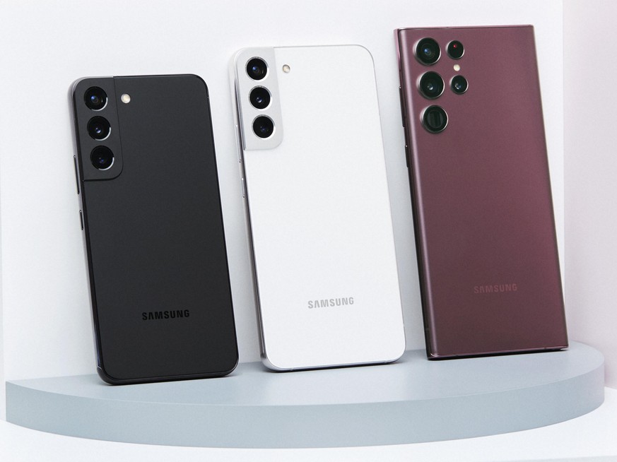 6,8 Zoll grosses Display, bessere Kamera und optionale Stift-Bedienung: Das Galaxy S22 Ultra (ganz rechts im Bild) unterscheidet sich stark von den übrigen S22-Modellen.