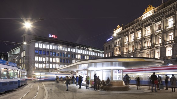 ARCHIVBILD ZUR BUSSE DER WEKO GEGEN DIE GROSSBANKEN WEGEN EINES DEVISENKARTELLS, AM DONNERSTAG, 6. JUNI 2019 - Paradeplatz square with the tram stop &quot;Paradeplatz and the headquarters of the two S ...
