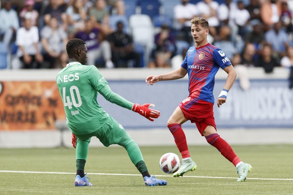 Le gardien lausannois Mory Diaw, gauche, lutte pour le ballon avec le balois Sebastiano Esposito, droite, lors de la rencontre du championnat de football de Super League entre le FC Lausanne-Sport, LS ...