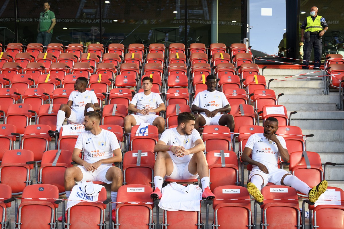 ARCHIVBILD ZUR MELDUNG, DASS MIRLIND KRYEZIU POSITIV AUF CORONAVIRUS GETESTET WURDE --- Les joueurs remplacants du FC Zurich sont assis avec distance sociale dans les tribunes, avec derriere de gauche ...
