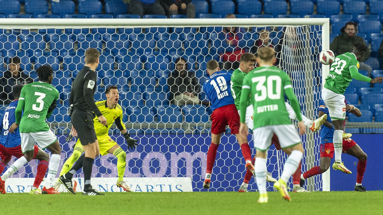 St. Gallens Elie Youan, rechts, erzielt das 0:1 im Fussball Meisterschaftsspiel der Super League zwischen dem FC Basel 1893 und dem FC St. Gallen im Stadion St. Jakob-Park in Basel, am Sonntag, 7. Nov ...